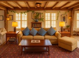 Magical Post And Beam Loft Downtown Newport!, hotel poblíž Newport State (Rhode Island) - NPT, Newport