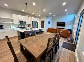 Modern Gem | 2 Kings • Bunks • Hot Tub • Walkable