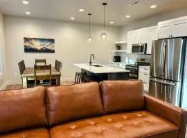 Peaks & Pines Modern Gem, 2 Kings, Bunks, Hot Tub, Walkable, Kid's Cove