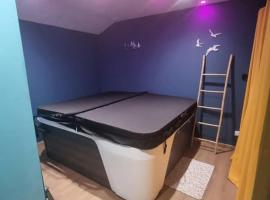 Le claj'hope gîte 4 étoiles、Mouzonのホットタブ付きホテル