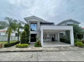 Lujosa casa samborondon