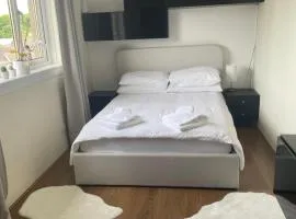 Cheerful 2 bedroom flat with free parking