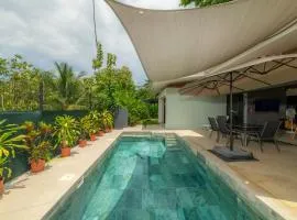 Modern 2bdr home with pool near Santa Teresa beach