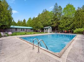 Rustic Peninsula Retreat and Pool, hotel em Red Bay