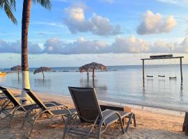 Las Palmas Cabins, hotel cerca de Aeropuerto Internacional Juan Manuel Gálvez - RTB, Dixon Cove