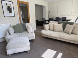 Stylish Family 3 bedroom home nr Llandudno, hotel in Llandudno Junction