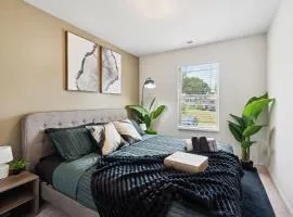 Upscale King 3BR Townhouse Mins to Cary & NC State