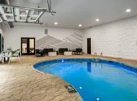 Two Firefly Mountain Suites by AvantStay with Heated Indoor Pool Game Room Playground for Kids