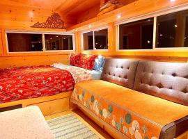 Serene Blue Ridge Mountain Stay in Luxe Tiny Home, mini casa em Avon