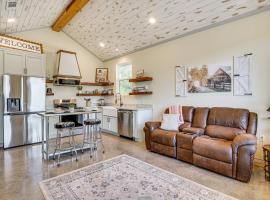 Recently Built Cabin with Pavilion in Granbury!, hotel in Granbury