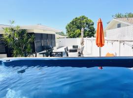 Beach Resort Retreat Accessible Home with Jacuzzi, hotel v destinaci Largo