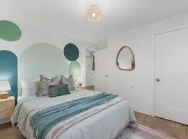 Luxury 2BR 2BTH Suite 5 Mins to The Falls Sleeps 6