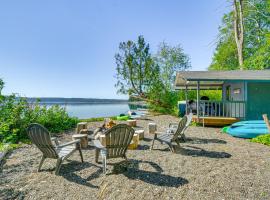 Shelton Gem with Kayaks Private Beach Oyster Hunt, hotel di Shelton