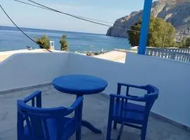 WHITE & BLUE Kamari