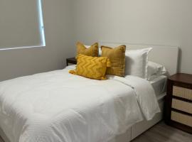 Private Room in Luxury Penthouse Located in Windsor Lasalle ON, hotel v destinaci Windsor