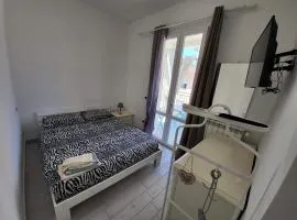 camera con terrazza vicino al mare e pineta