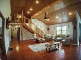 Resting Point - Hot Tub, Firepit, Spacious 4-BR Home