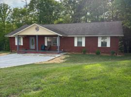 Resting Point - Hot Tub, Firepit, Spacious 4-BR Home, hotel com banheiras de hidromassagem em Rogers