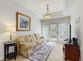 Spacious townhouse with private balcony, waterview, pool and WIFI