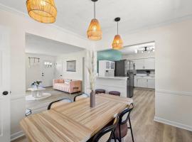 Large Home, Close To Uk Downtown, Hot Tub, Office, hotel i Lexington