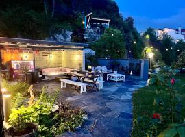 Villa med panoramautsikt, stor uteplass og 100 m fra badestrand: Bergen'de bir otel