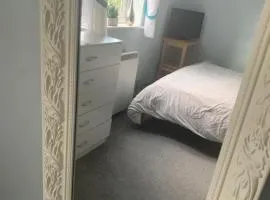 FEMALES ONLY OR Couples for DOUBLE ROOM - near Stonehenge