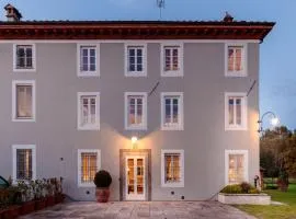 Villa near Lucca with Pizza Oven and Garden