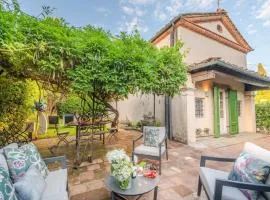 Farmhouse in Lucca with Jacuzzi Garden