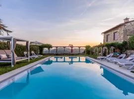 Scenic villa in Lucca with pool