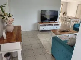 Pet friendly Gold Coast holiday home, Sleeps 7, 10min walk to 'Wet n Wild'