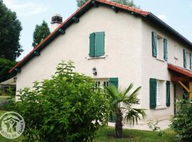 Maison spacieuse et moderne avec jardin privatif, terrasses, cheminée et équipements complets à Renaison - FR-1-496-110, hotel poblíž Letiště Renaison - RNE, 