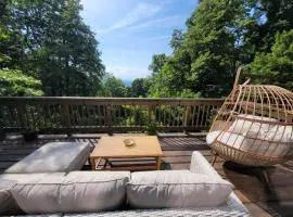 Mont Bleu, A-Frame Cabin with Hot Tub and Scenic Views