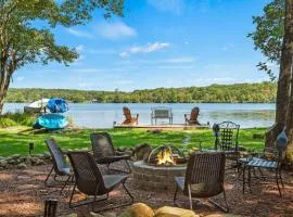 Lake Daze by AvantStay Lakefront w Modern Interior Enclosed Porch Hot Tub
