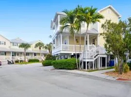 Coral Garden by AvantStay Great Location w Balcony Shared Pool