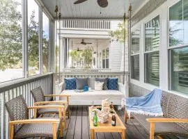 Pearl by AvantStay Idyllic Seaside Getaway w 2 Large Decks Lush Garden