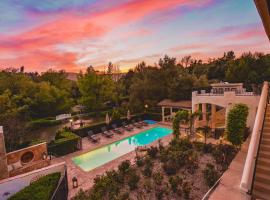 De Luz by AvantStay 5 Acre Estate w Lake Pool Hot Tub, hotel v destinaci Murrieta