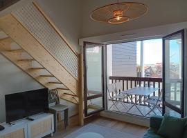 Seignosse : Appartement rénové à pied des plages avec climatisation - FR-1-239-1126, hotel in Seignosse