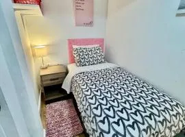Tiny Private Room on the 1st Floor with Shared Bathroom near SeaTac Airport and Downtown Seattle