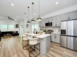 NEW! The Brandōn - Upscale Manor - Garage - Near Medical Center & NRG