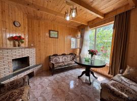 Friendly Cottage with small Pool, hotel pro pobyt s dom&aacute;c&iacute;mi mazl&iacute;čky v destinaci Ambrolauri