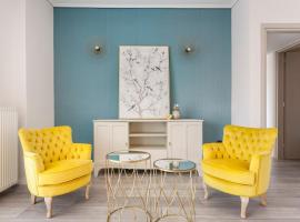 Luxury 3-BD condo with 80sqm balcony in Glifada, hotel en Atenas