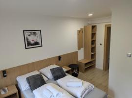 Noclegi pod gora, hotel in Oboźna Droga Masłów