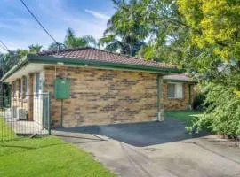 3 Bed House free parking,Master with AC