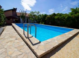 Riverside Pearl house by the river and swimming pool, Hotel in Blagaj