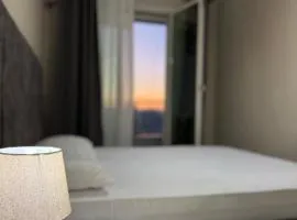 Spacious 2BR Apartment Walk in Closet Stunning Sunset Views