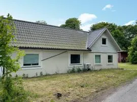 3 Bedroom Lovely Home In Långås