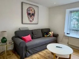 3-bed London apt w free parking