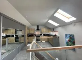 Entire cottage close to Coventry City Centre with 4 en suite bedrooms and gated parking