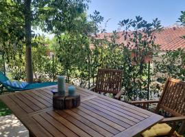 Appartement 2 P calme, Hotel in Cagnes-sur-Mer
