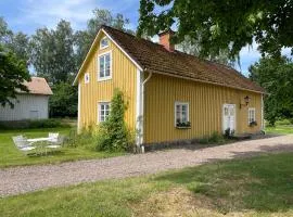 Trevligt eget hus med kakelugn i lantlig miljö